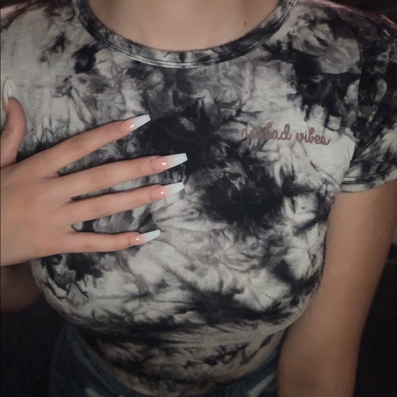 “𝙽𝙾 𝙱𝙰𝙳 𝚅𝙸𝙱𝙴𝚂“ 𝚃𝙸𝙴𝙳𝚈𝙴 𝚃𝙾𝙿 - Picture 2 of 4